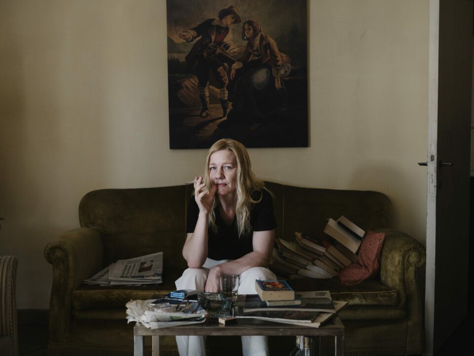 Ingeborf Bachmann (Sandra Hüller) in ihrer Wohnung in Rom.